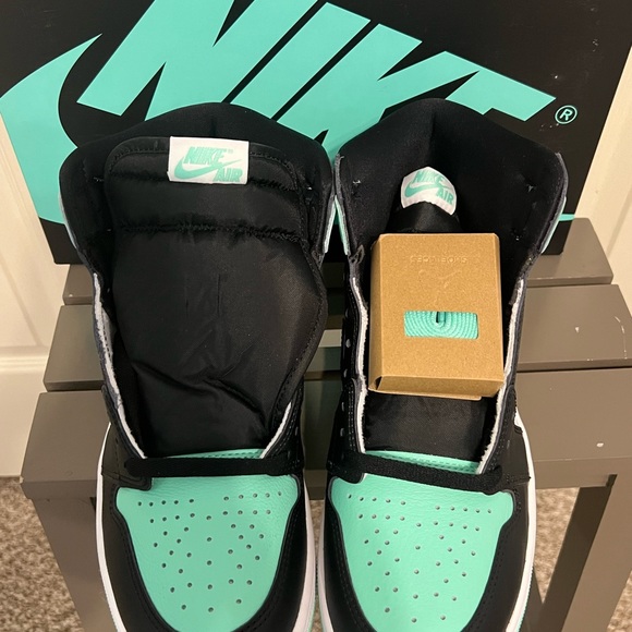 AIR JORDAN 1 RETRO HIGH OG 'GREEN GLOW' - Picture 5 of 9